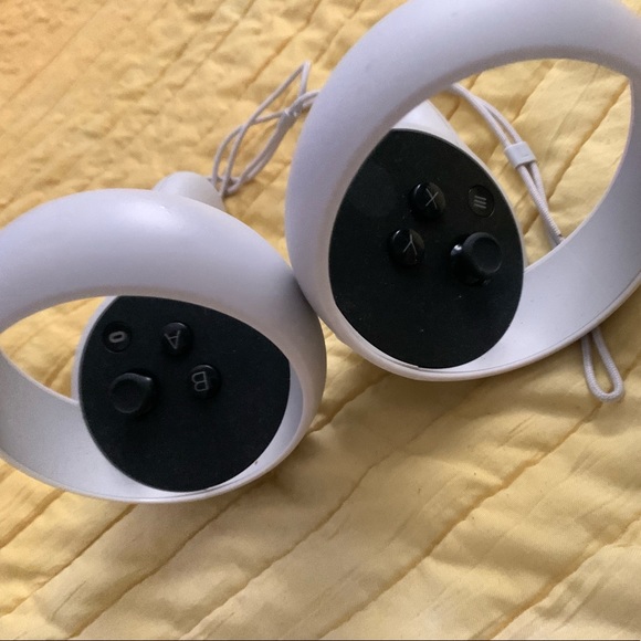 I am selling an coulis quest 2. It was used more or a dirty white color works 👌